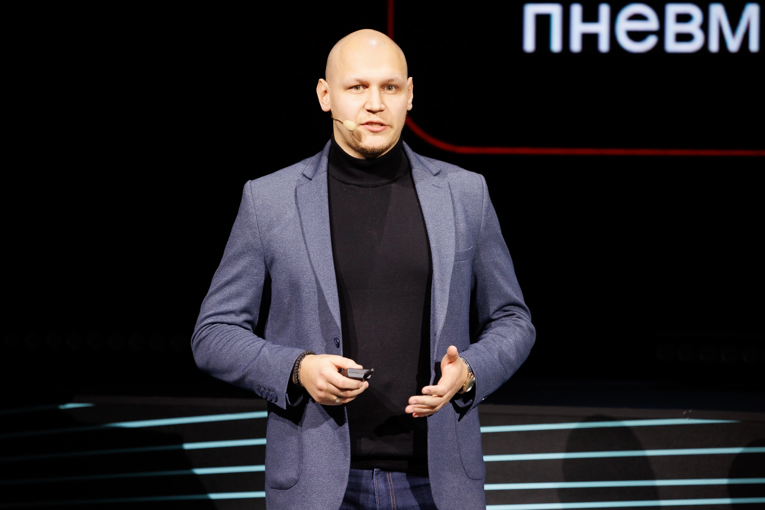 Дмитрий Огородов выступает на сцене